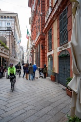 Genova, via Garibaldi - bar baribaldi cartello chiusura causa co