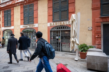 Genova, via Garibaldi - bar baribaldi cartello chiusura causa co