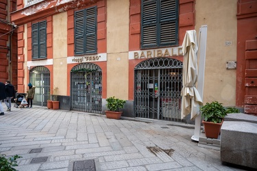 Genova, via Garibaldi - bar baribaldi cartello chiusura causa co