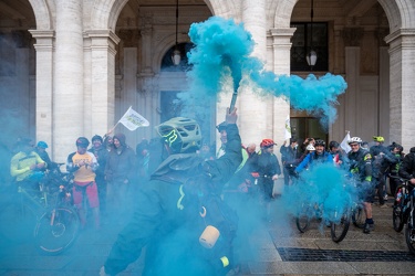 Genova, piazza De Ferrari - flash mob contro limitazioni dovute 