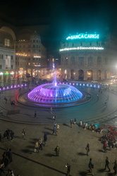 Genova, piazza De Ferrari - la fontana colorata di viola e blu