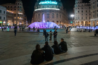 Genova, piazza De Ferrari - la fontana colorata di viola e blu