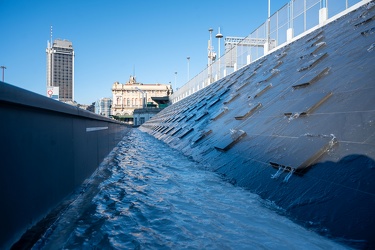 Genova, stazione principe - la nuova fontana obliqua in funzione