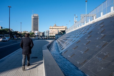 Genova, stazione principe - la nuova fontana obliqua in funzione