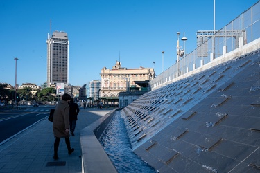 Genova, stazione principe - la nuova fontana obliqua in funzione