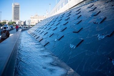 Genova, stazione principe - la nuova fontana obliqua in funzione