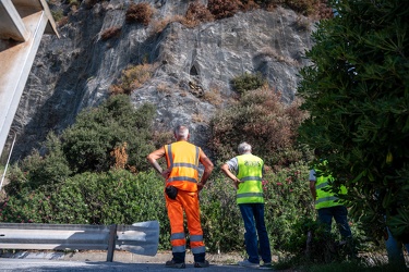 Genova, Vesima - frana sulla strada davanti alla galleria Fabian