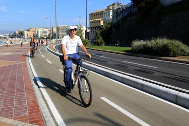 Genova, inaugurazione pista ciclabile di Corso Italia