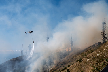 Genova, monte Fasce - incendio di probabile origine dolosa