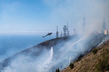Genova, monte Fasce - incendio di probabile origine dolosa