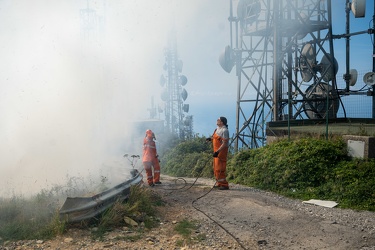 Genova, monte Fasce - incendio di probabile origine dolosa