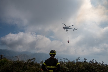 Genova, monte Fasce - incendio di probabile origine dolosa