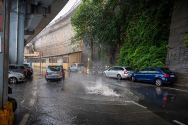 Genova, porto, strada portuale - forte pioggia e allagamento