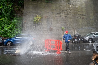 Genova, porto, strada portuale - forte pioggia e allagamento