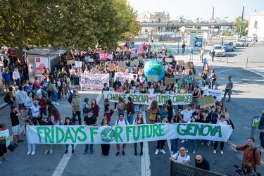 Genova, da stazione Principe - manifestazione friday for future