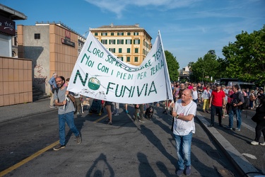 Genova, quartiere Lagaccio - manifestazione contro progetto funi