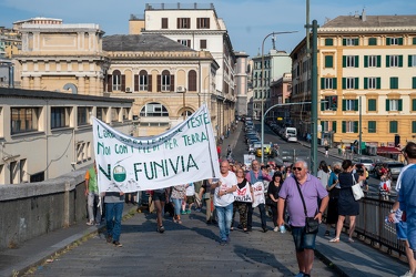 Genova, quartiere Lagaccio - manifestazione contro progetto funi