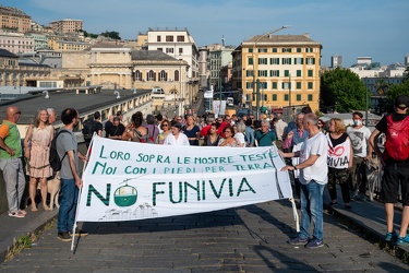 Genova, quartiere Lagaccio - manifestazione contro progetto funi