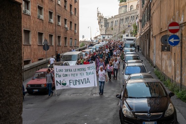 Genova, quartiere Lagaccio - manifestazione contro progetto funi