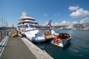 Genova, porto antico - mega yacht Mad Summer