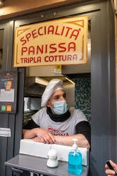 Genova, sottoripa - multato dai vigili per la frittura consumata