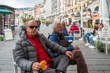 Genova, sottoripa - multato dai vigili per la frittura consumata