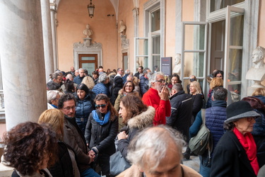 Genova, palazzo tursi - proiezione documentario no vax in salone