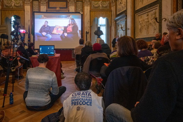 Genova, palazzo tursi - proiezione documentario no vax in salone