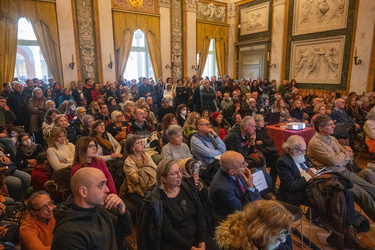 Genova, palazzo tursi - proiezione documentario no vax in salone