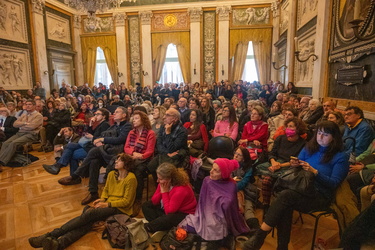 Genova, palazzo tursi - proiezione documentario no vax in salone