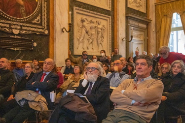 Genova, palazzo tursi - proiezione documentario no vax in salone