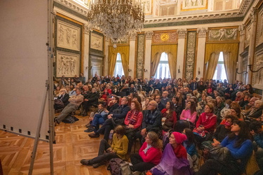 Genova, palazzo tursi - proiezione documentario no vax in salone