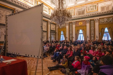 Genova, palazzo tursi - proiezione documentario no vax in salone