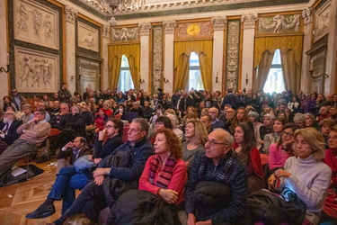 Genova, palazzo tursi - proiezione documentario no vax in salone