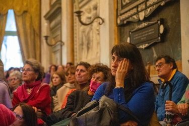 Genova, palazzo tursi - proiezione documentario no vax in salone