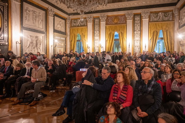 Genova, palazzo tursi - proiezione documentario no vax in salone