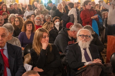 Genova, palazzo tursi - proiezione documentario no vax in salone