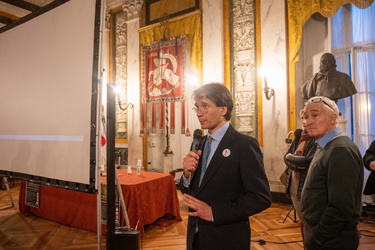 Genova, palazzo tursi - proiezione documentario no vax in salone