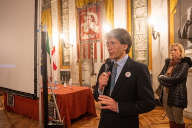 Genova, palazzo tursi - proiezione documentario no vax in salone