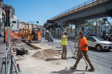 Genova, via Gramsci - operai al lavoro sotto il sole cocente del