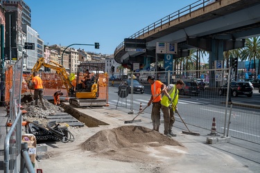 Genova, via Gramsci - operai al lavoro sotto il sole cocente del