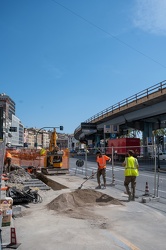 Genova, via Gramsci - operai al lavoro sotto il sole cocente del