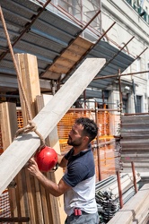 Genova, via Gramsci - operai al lavoro sotto il sole cocente del