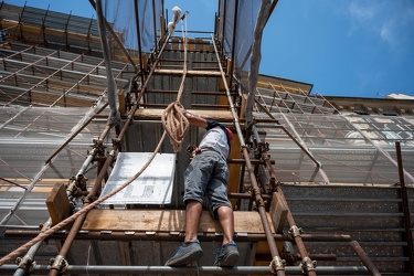 Genova, via Gramsci - operai al lavoro sotto il sole cocente del