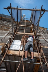 Genova, via Gramsci - operai al lavoro sotto il sole cocente del