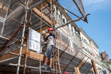 Genova, via Gramsci - operai al lavoro sotto il sole cocente del