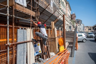 Genova, via Gramsci - operai al lavoro sotto il sole cocente del