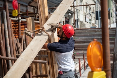 Genova, via Gramsci - operai al lavoro sotto il sole cocente del