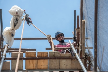 Genova, via Gramsci - operai al lavoro sotto il sole cocente del