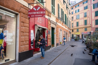 Genova, via Colombo - riaperta pantofoleria